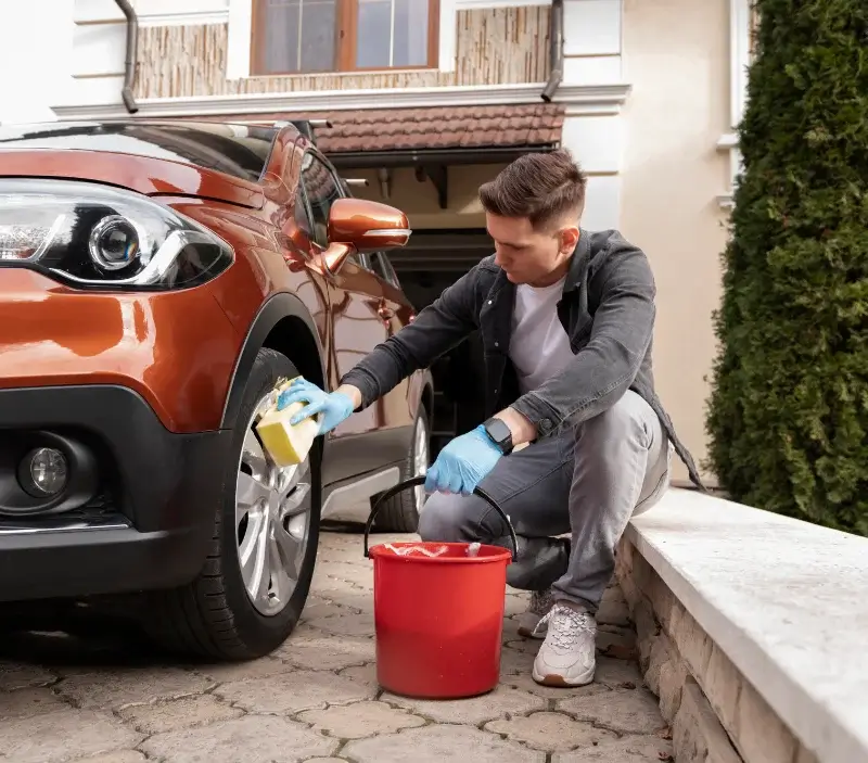 Lavage auto à domicile Vieille-Toulouse : professionnel intervenant sur un véhicule